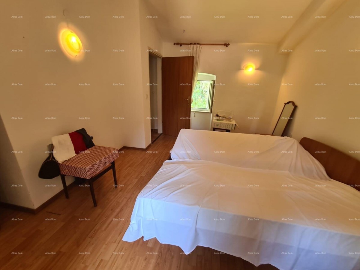 Prodaja hiše z dvoriščem in velikim zemljiščem, Barban 16